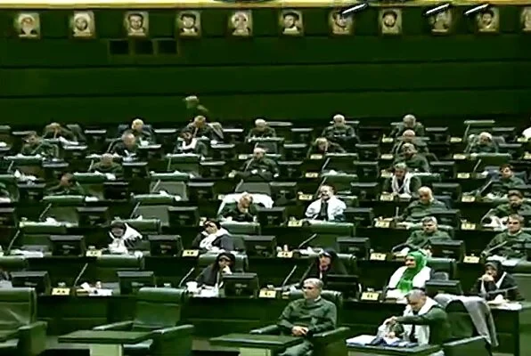 همه نمایندگان مجلس لباس سپاه به تن کردند