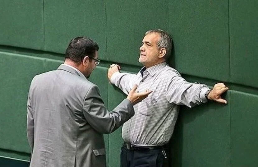 پزشکیان دوباره دست‌ها را بالا برد؛ از کجا پول در بیاورم حقوق کارمندان را زیاد کنم؟!