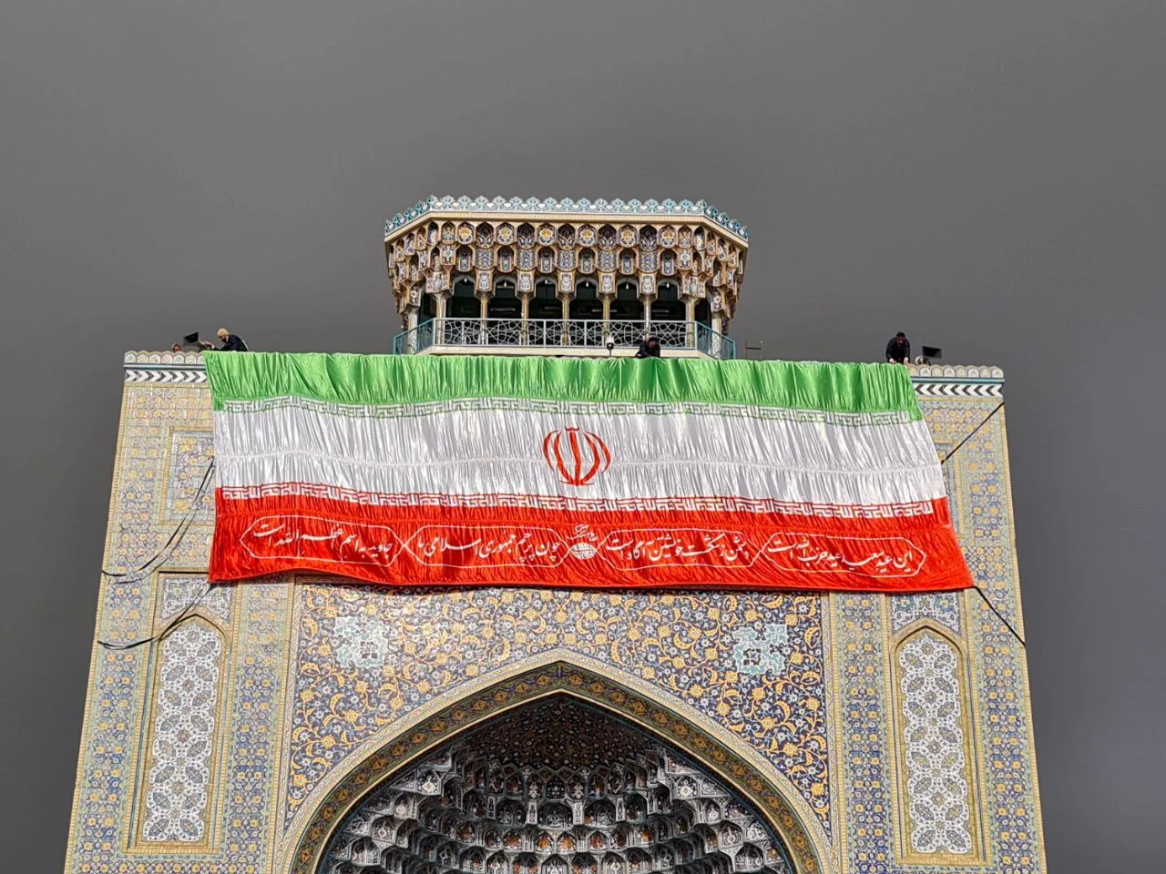 نصب پرچم ایران در صحن‌‌های حرم مطهر رضوی + فیلم