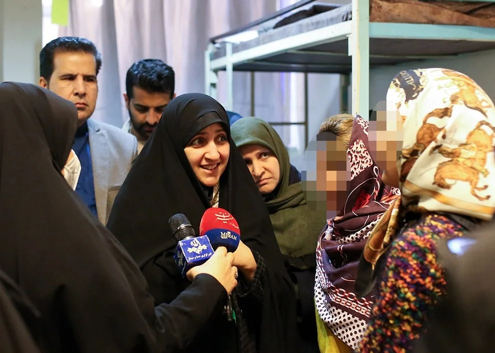 دلجویی گزینشی/بازدید از زنان زندانی اغتشاش‌گر در سایه‌ی بی‌اعتنایی به خانواده شهدا