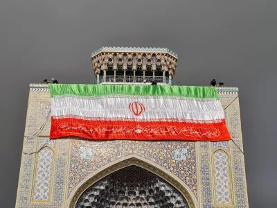 نصب پرچم ایران در صحن‌‌های حرم مطهر رضوی + فیلم