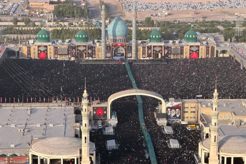 استقبال باشکوه مردم قم از پیکر مطهر امام شهید/ اقامه نماز آیت الله جوادی‌آملی بر پیکر رهبر شهید انقلاب