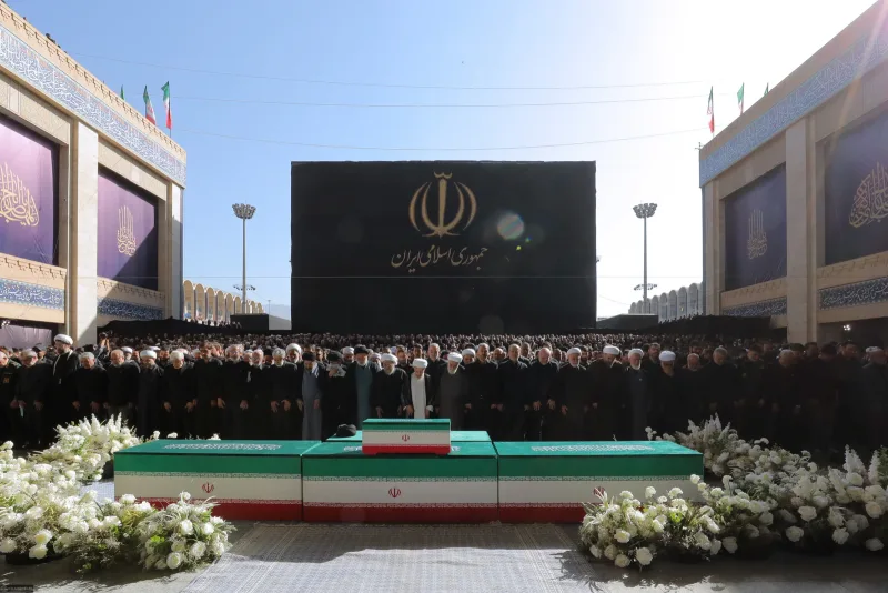 اقامه نماز بر پیکر رهبر شهید انقلاب توسط حضرت آیت‌الله جعفر سبحانی