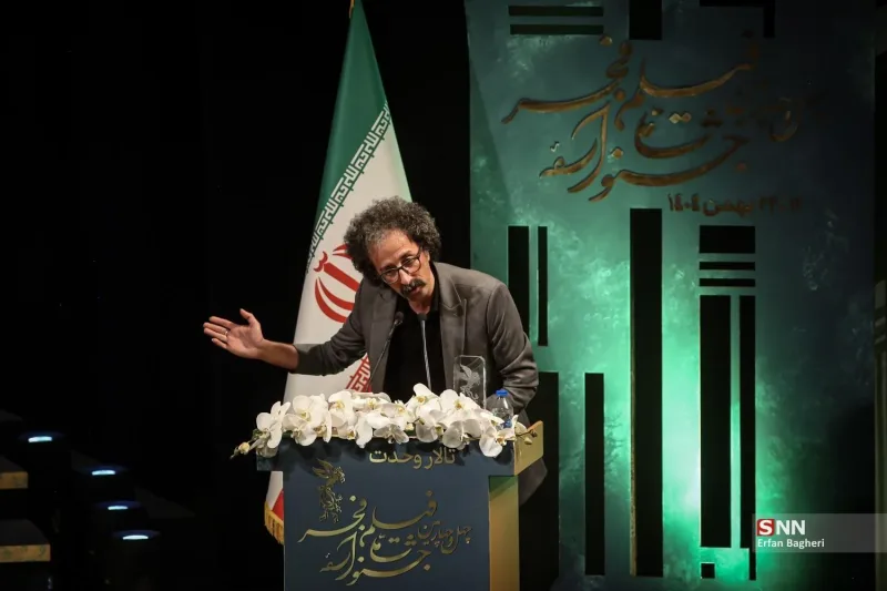 خواجه پاشا: از فاشیست‌های مجازی نمی‌ترسم ما همیشه پشت این پرچم و ایران هستیم