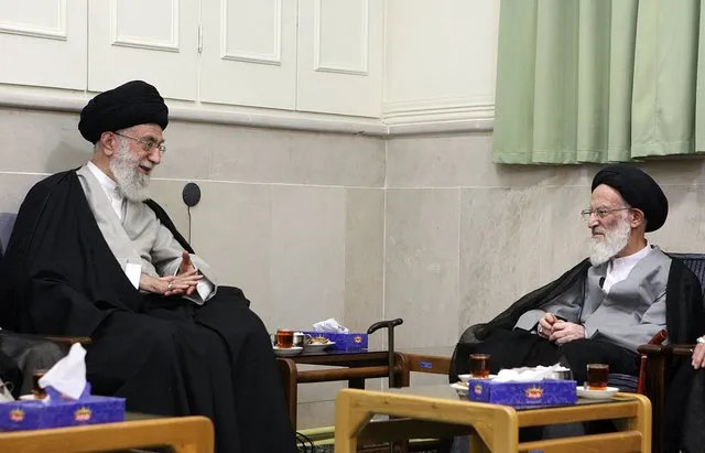 لحظاتی منتشرنشده از دیدار آیت‌الله شبیری زنجانی با رهبر شهید
