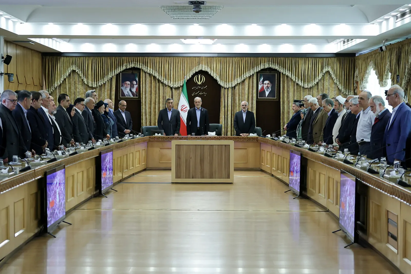گعده حزبی در اوج بحران ارزی