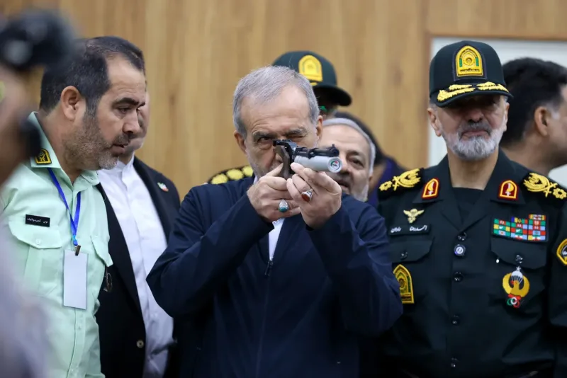 دکتر پزشکیان دست به اسلحه شد