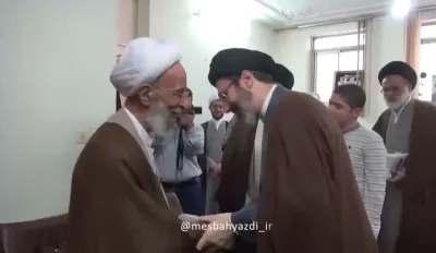 لحظاتی از حضور آیت‌الله سید مجتبی خامنه‌ای در منزل علامه مصباح