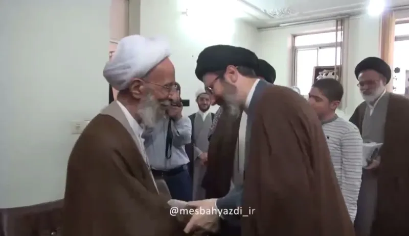لحظاتی از حضور آیت‌الله سید مجتبی خامنه‌ای در منزل علامه مصباح