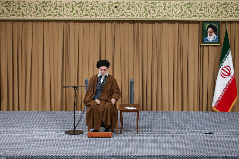 همکاری آمریکا با ایران با ادامه پشتیبانی از رژیم صهیونی امکانپذیر نیست/ اختلاف جمهوری اسلامی و آمریکا یک اختلاف تاکتیکی نیست، یک اختلاف ذاتی است 1 rahbar