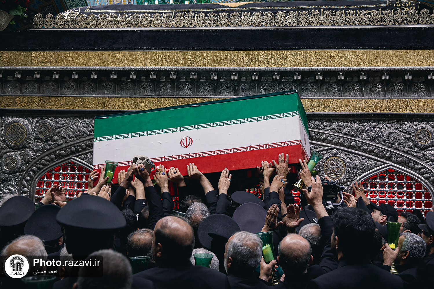 پیکر پاک قائد شهید انقلاب اسلامی در رواق دارالذکر حرم مطهر امام رضا(ع)به خاک سپرده شد 3