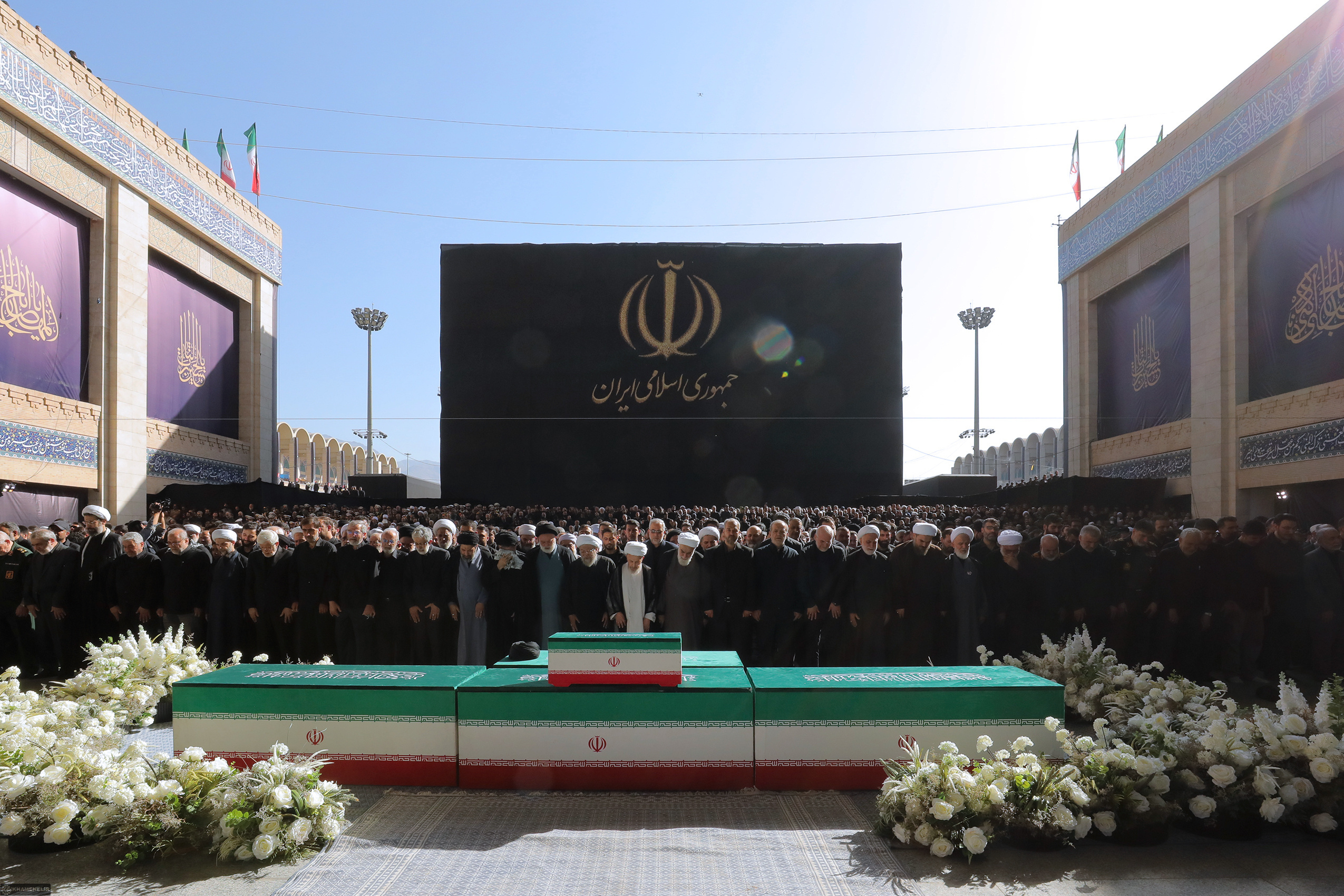 اقامه نماز بر پیکر رهبر شهید انقلاب توسط حضرت آیتالله جعفر سبحانی 1 نماز آقا